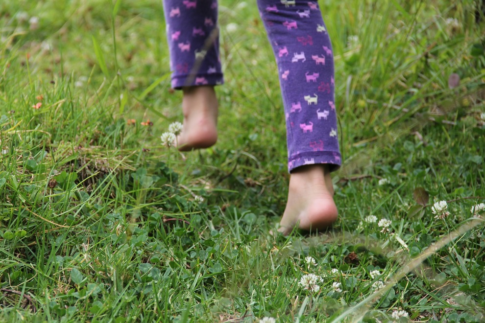 SANCTUARY - barefoot clover between toes