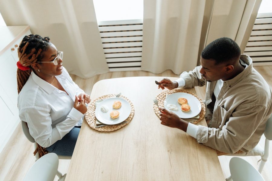 couple eating breakfast