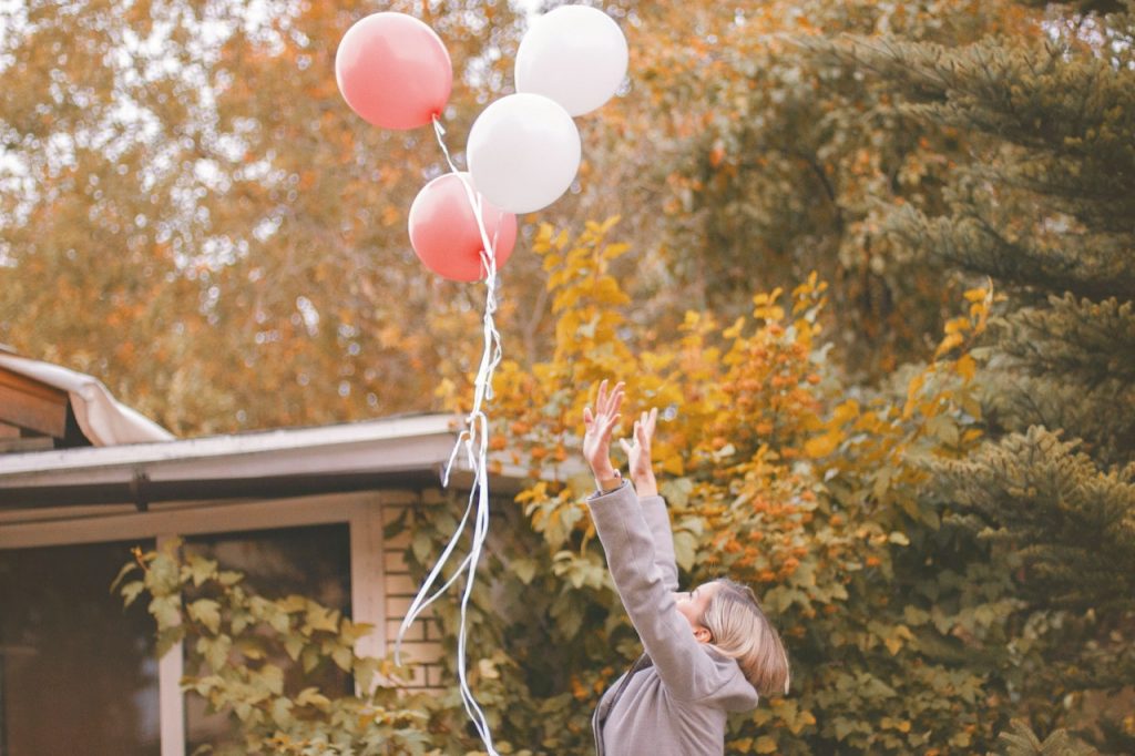 woman releasing baloons